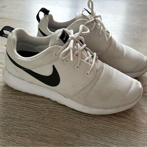 NIKE Roshe One Women’s Running Shoes, Size 7